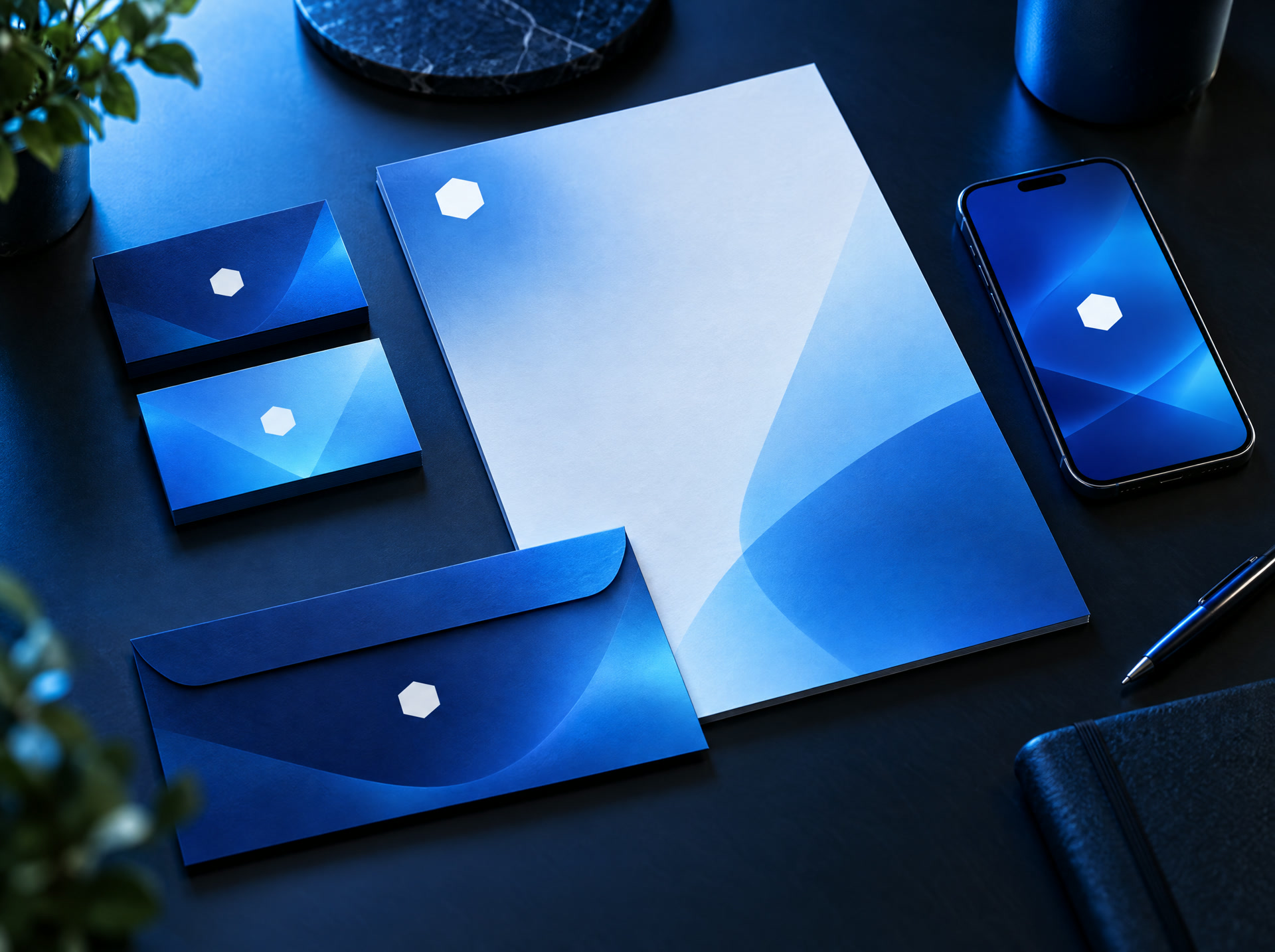 Cartes de visite, papier à en-tête, enveloppe et téléphone aux couleurs d’une même identité